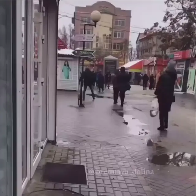 Когда пытаешься обойти лужу красиво