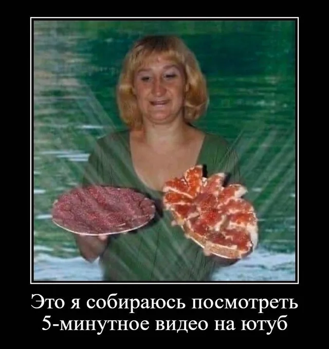 Женщина стоит неподвижно и держит перед собой тарелки с едой. — женщина со светлыми волосами