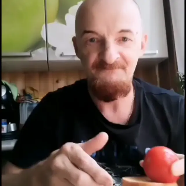 Лайфхак: бутерброд с помидором
