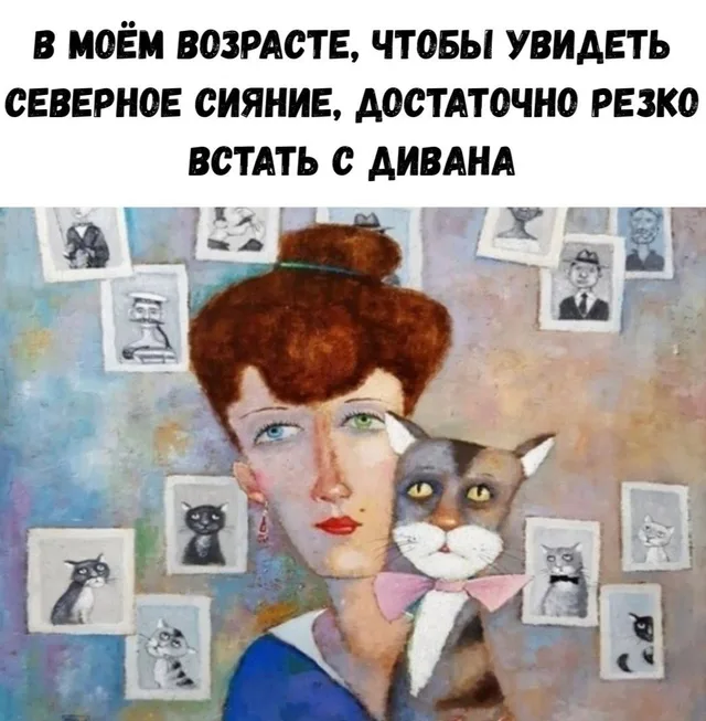 Статичное изображение, женщина держит кота, оба смотрят в камеру. — женщина с рыжими волосами, кот в бабочке