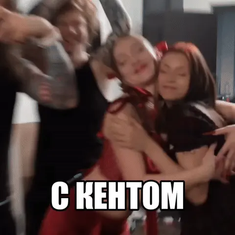 Девушки обнимаются и слегка покачиваются, выражая радость встречи. — Мэйби Бэйби, девушка с темными волосами