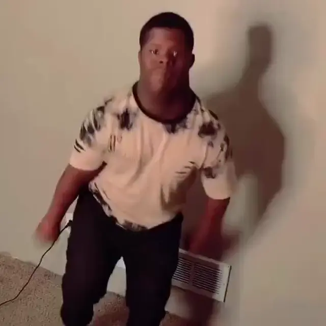 Парень танцует под Toosie Slide