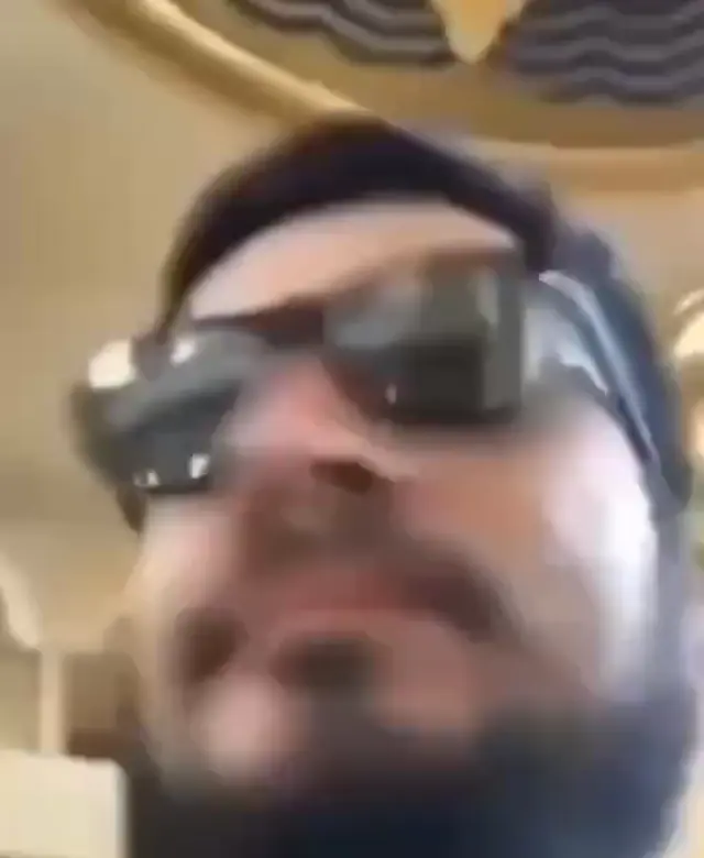 Слышь, хуило, ты че так себя ведешь?